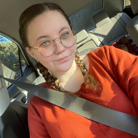 Meet your Posher, Michaela - Picture 2 of 2